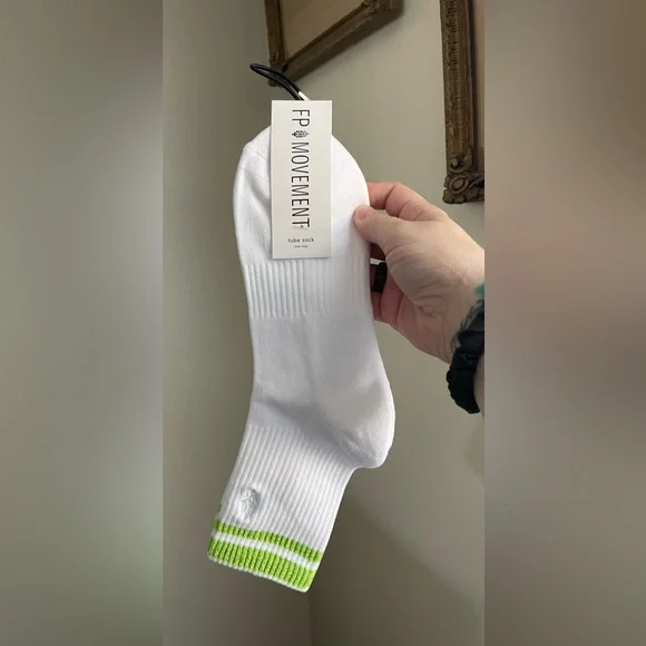 NWT- FP Movement Flash Quarter Crew Socks - Picture 2 of 2